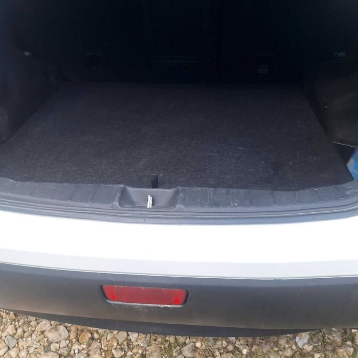 Продавам един истински здрав семеен автомобил .