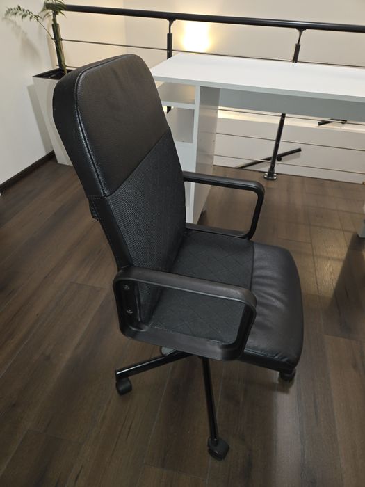 Se vinde birou pal + scaun ajustabil pe intalime