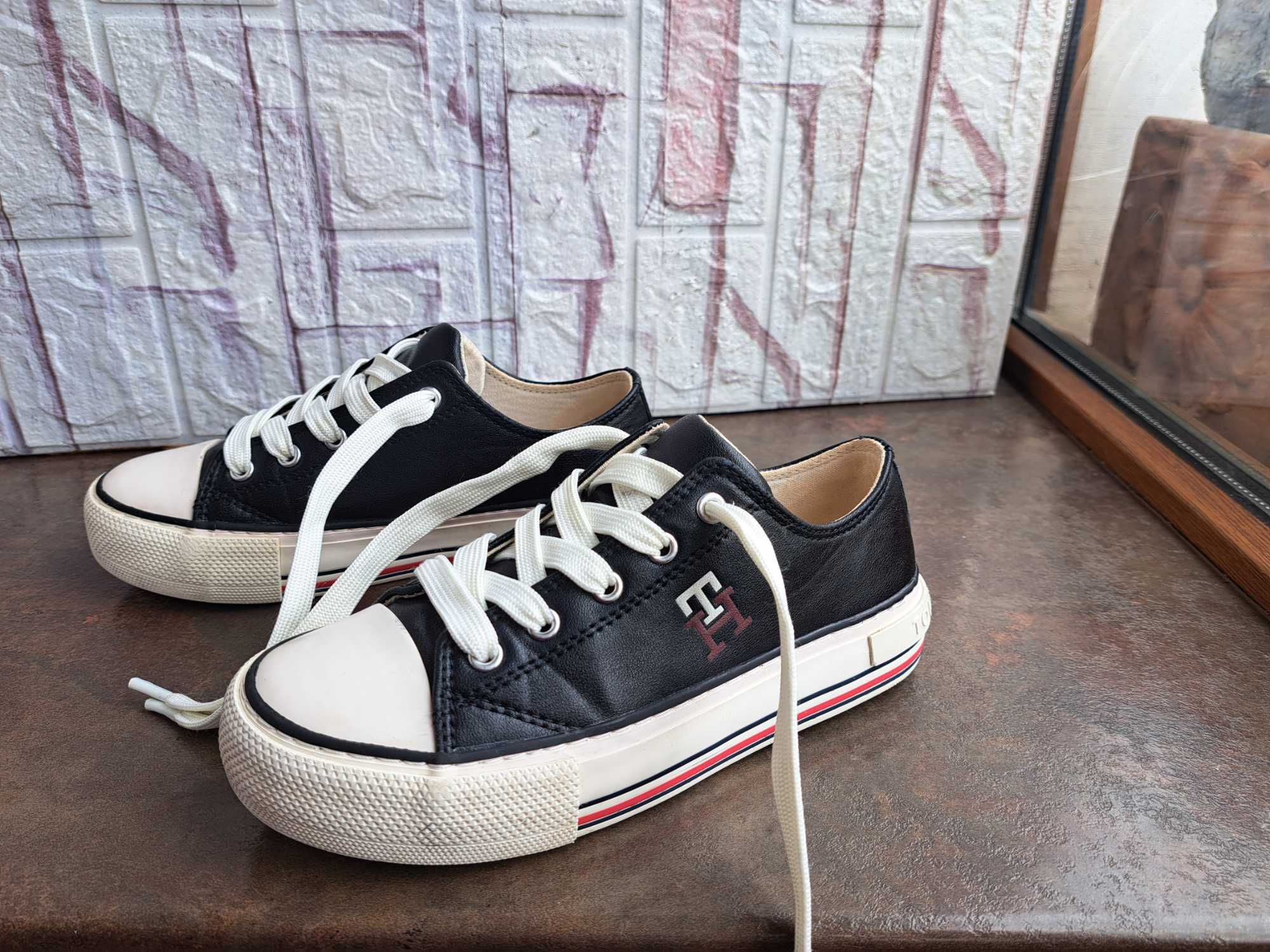 детски маратонки,кожени кецове,спортни обувки,Tommy Hilfiger,номер 32