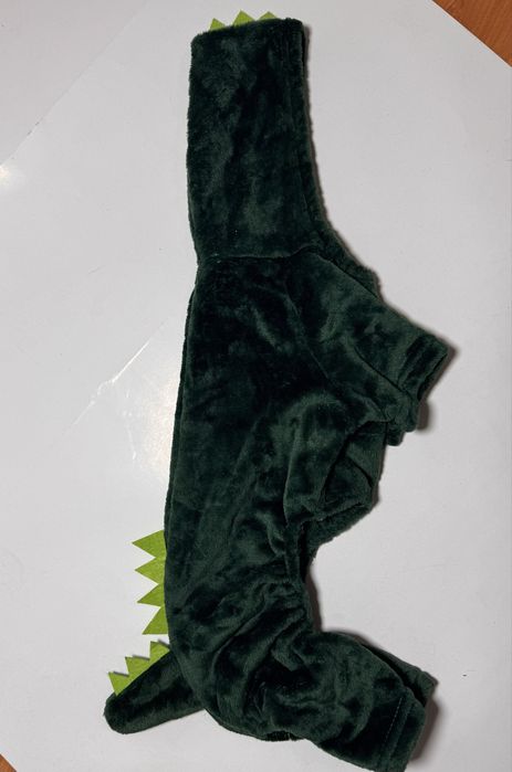 Haina Caine in still crocodil