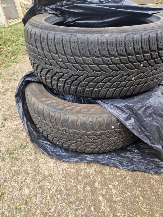 Vând anvelope Nokian 215/55/17