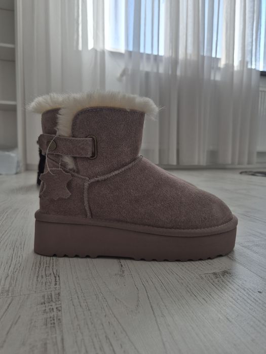 Botine bej UGG din piele naturala