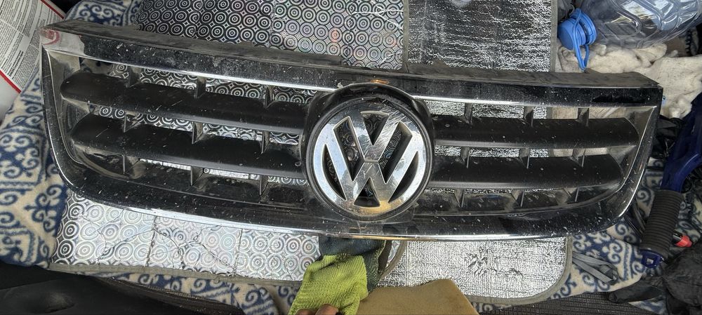 Продам решетку радиатора на Volkswagen Фольксваген