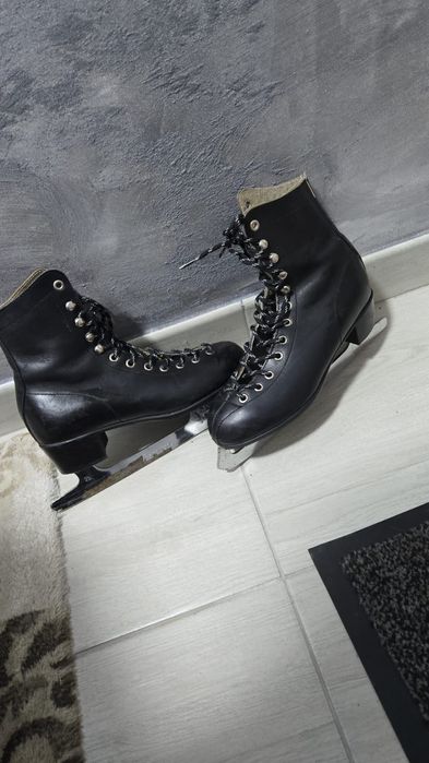 Vând patine damă negre din piele