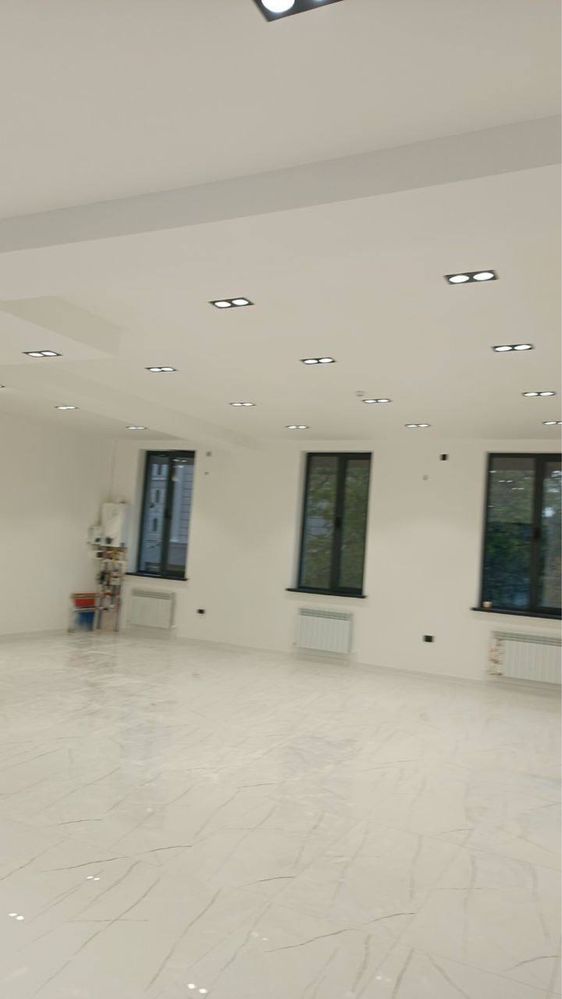 Офис 131m2 вдоль дороги в Новостройке.