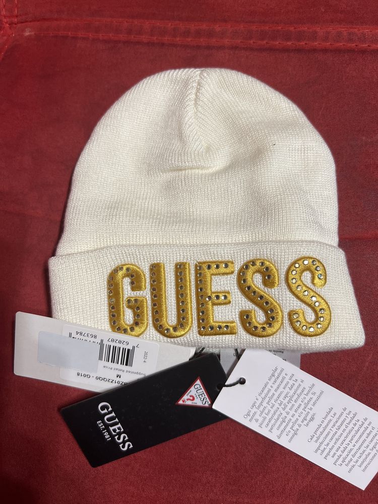 Guess- бебешка шапка