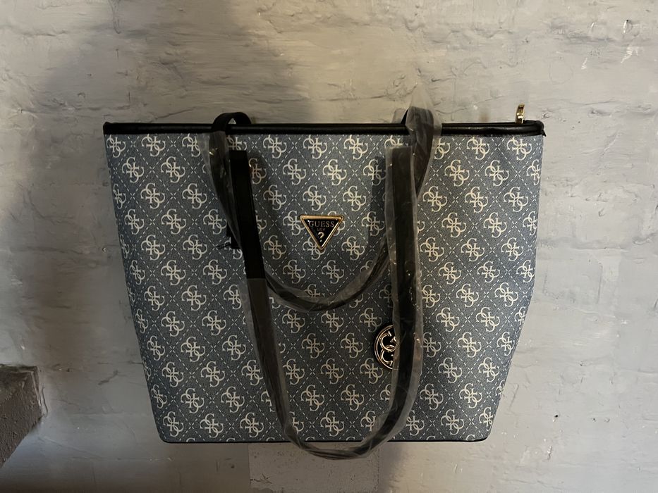 Големи дамски чанти Guess