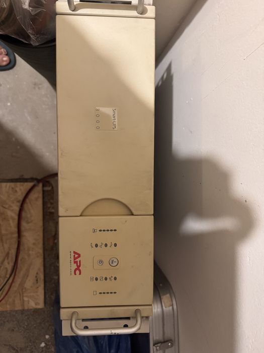 APC Smart-UPS 3000 не испавен