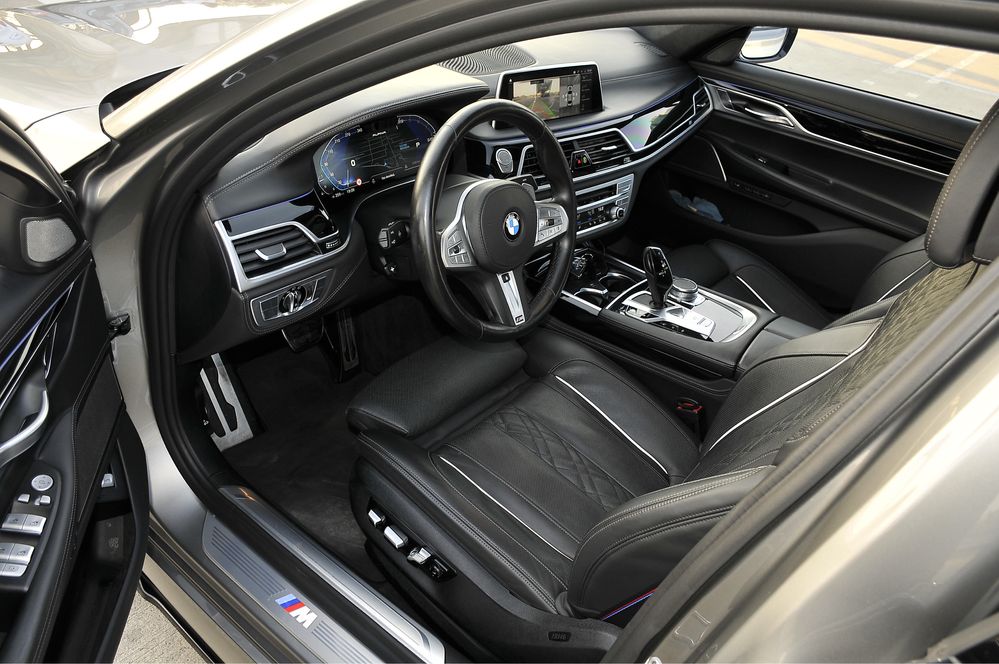 BMW 750Li 4.4 benzina 530cp