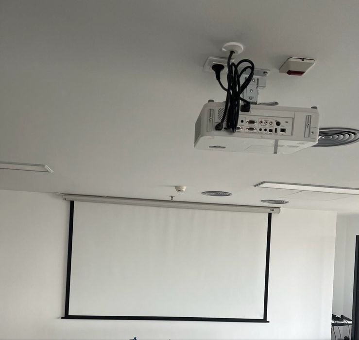 Vand Proiector NEC M403H Full HD +Ecran Proiector Elite Screens