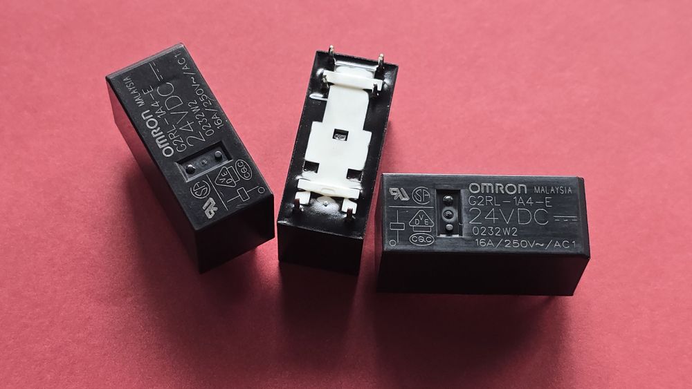 Componente electronice - condensatori, tranzistori, relee, integrate