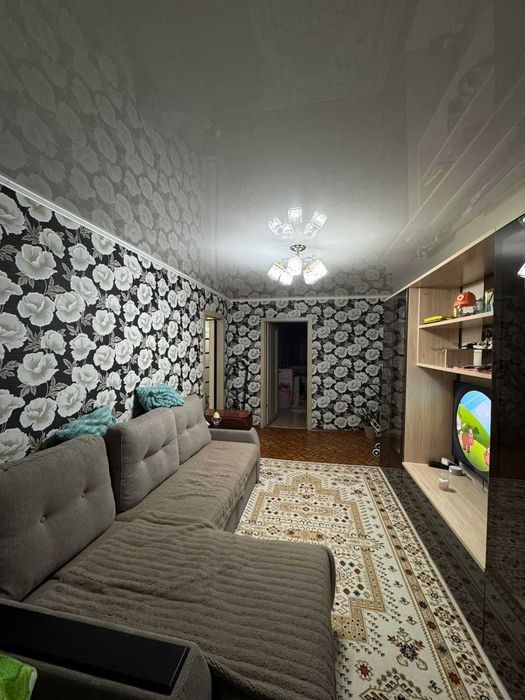 Продается двух ком квартира район строитель