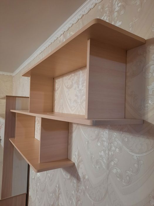 Полка для книг в хорошем состоянии