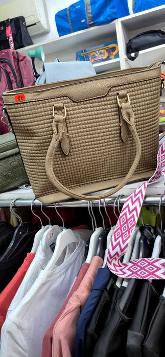 Vand haine si genti  dama in stare impecabila