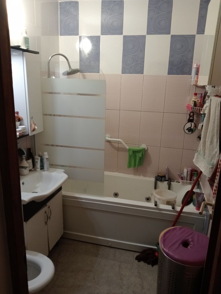 Închiriez apartament cu 2 camere