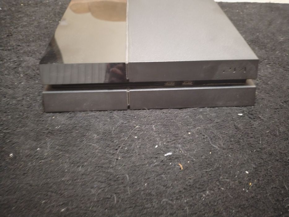 Vând ps4 stare foarte bună (îl vând deoarece vreau să trec la PS 5 și)