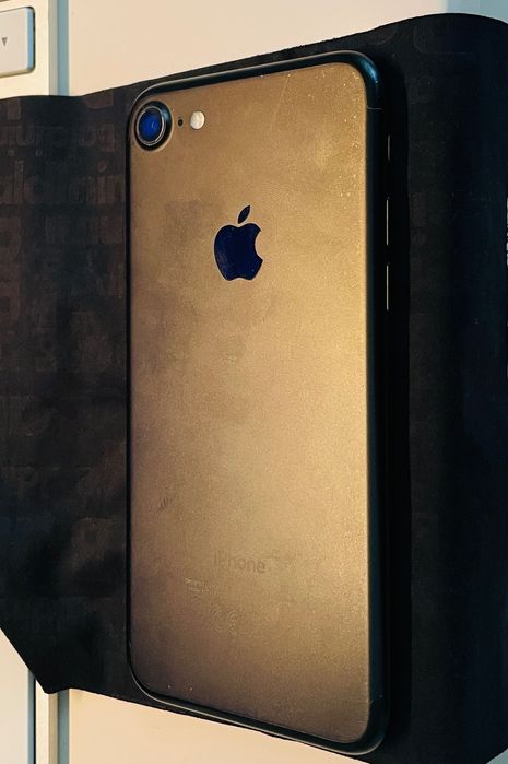 iPhone 7 (отличное состояние, не вскрывался)