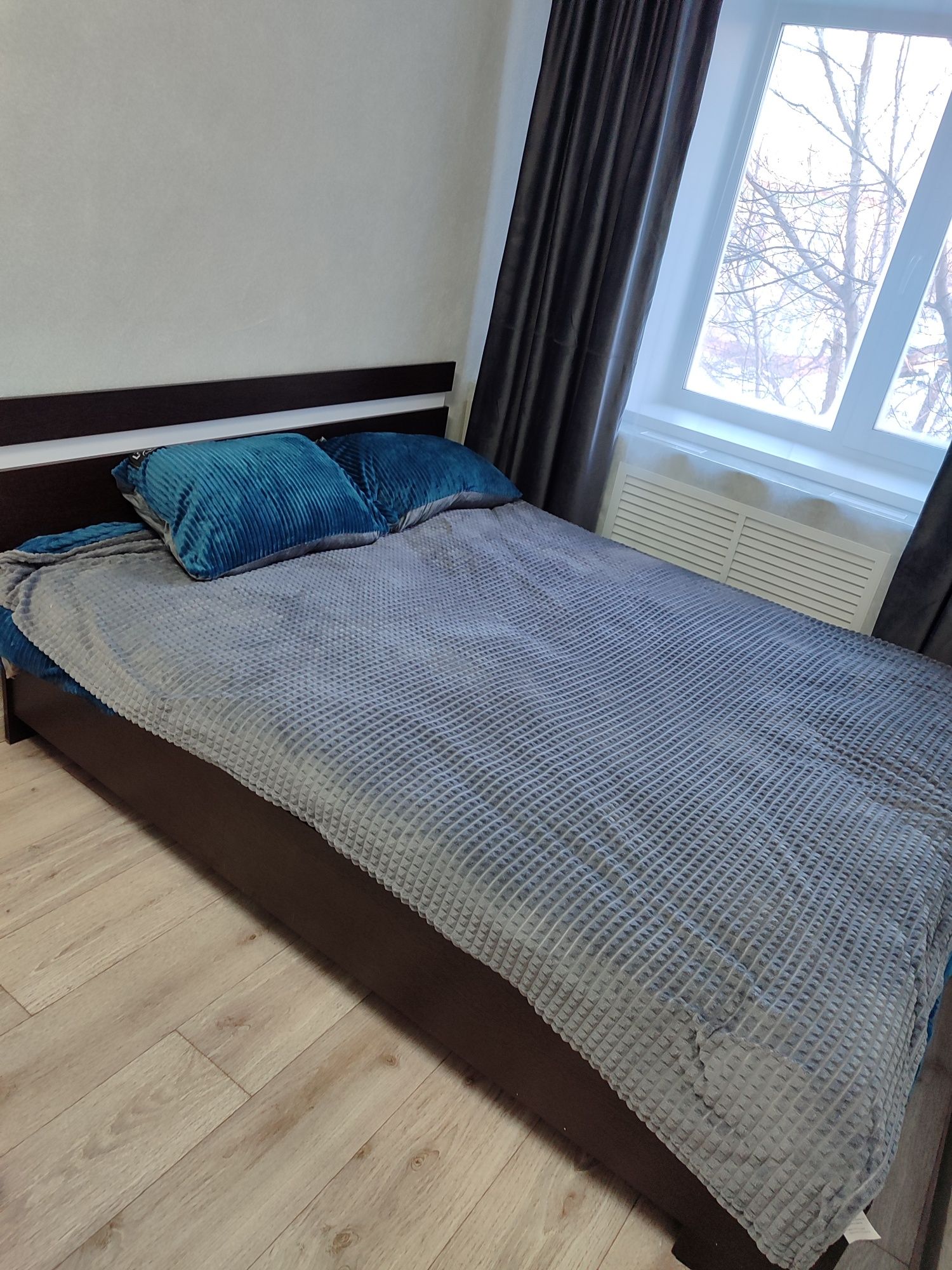 Продам двуспальную кровать б/у