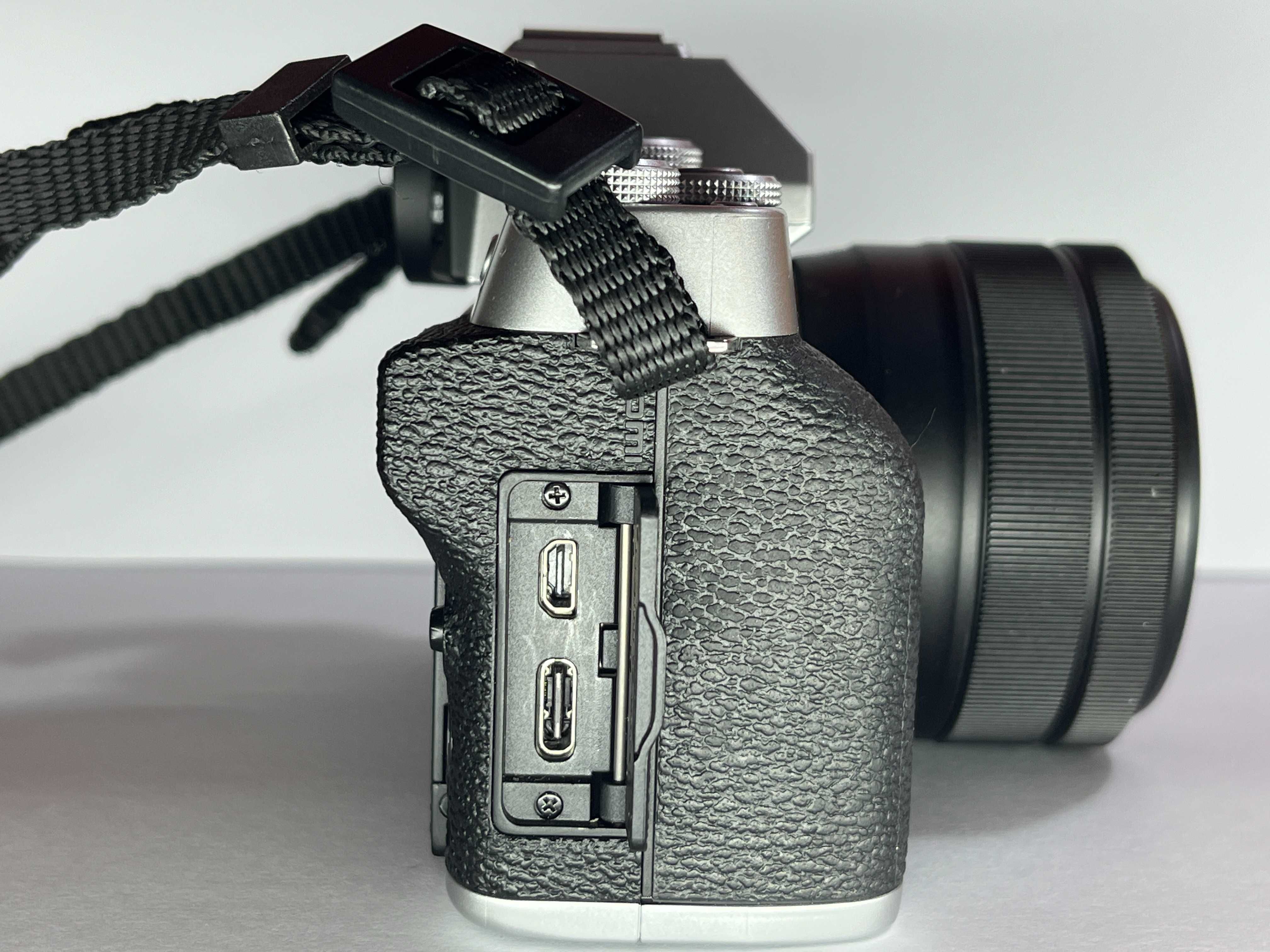 Фотоапарат Fujifilm X-T200 (сребрист) + обектив Fujifilm XC 15-45mm