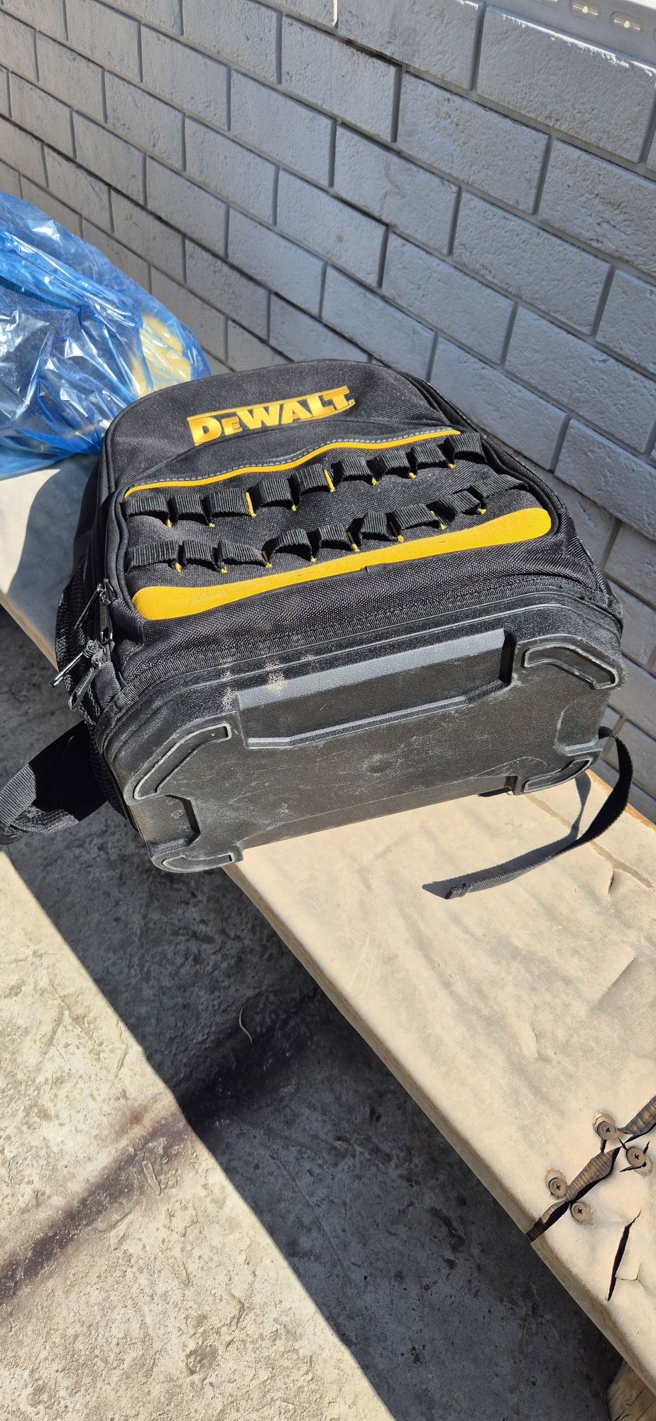 Рюкзак и сумка фирмы Dewalt ( Девольт, Девальт)
