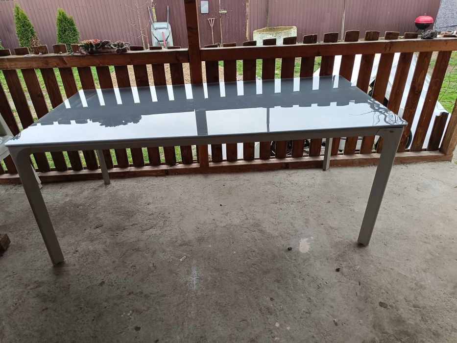 Vând masa de sticla cu picioare din metal