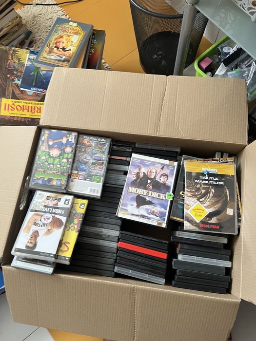 Vand 200 cd cu muzica,fulme pe dvd si jocuri