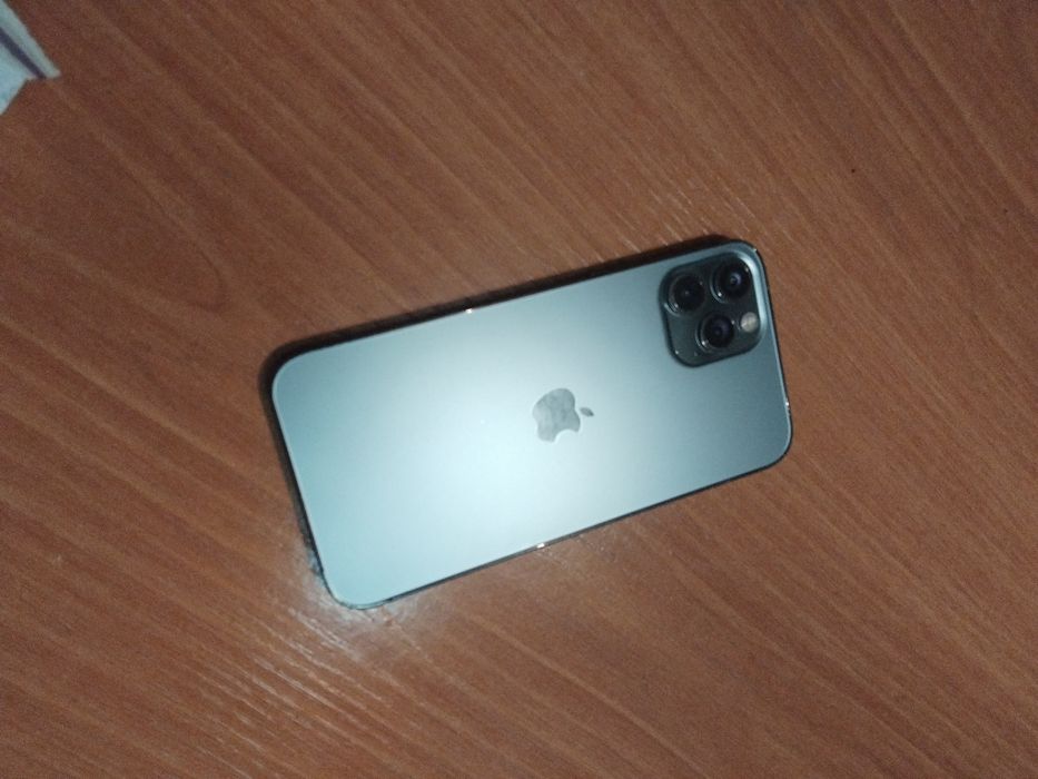 Продам айфон 12 про