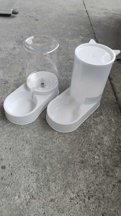 Dispenser pentru hrana si apa animale de companie