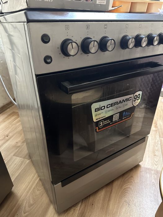 Плиту электрическую и стол со стульями