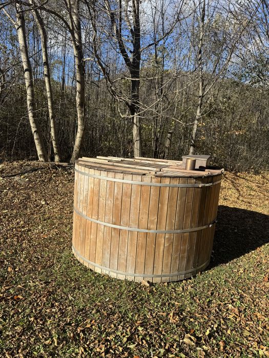 Vând Ciubăr din lemn cu sobă interioară de 6-8 persoane.Nr tel 074679