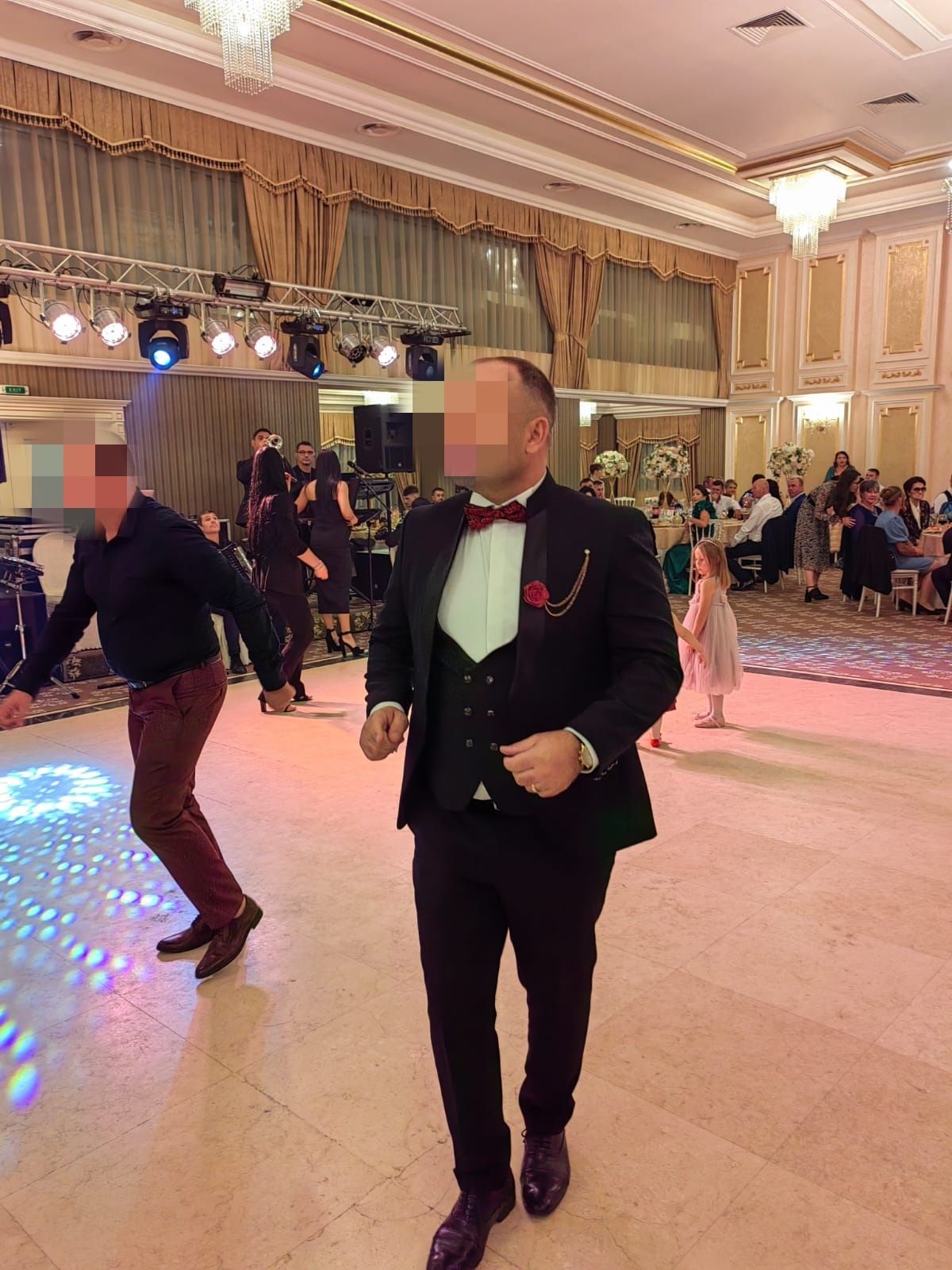 Vând costum ocazii speciale