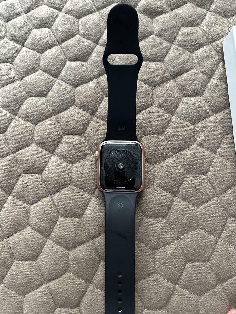 Продам Apple watch se