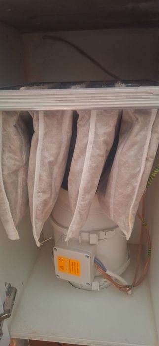 Birou de manichiura cu aspirator incorporat