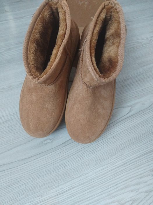 Vand ghete dama marimea 38 prețul este 170 lei negociabil