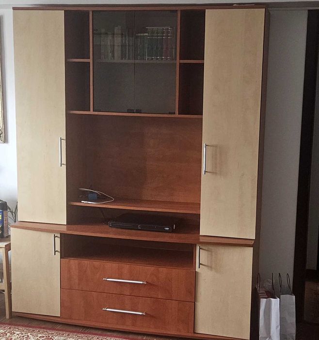 Biblioteca sufragerie, culoare cires