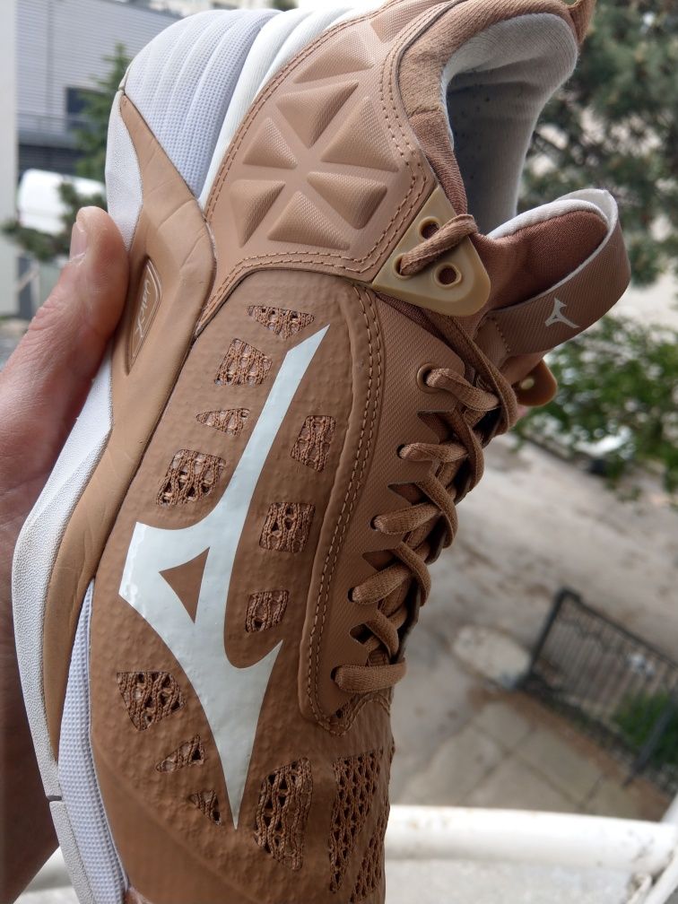 Резервирани.Mizuno Wave Momentum 2. 42нм. 27,0см.