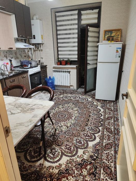 Uy surishni sotiladi