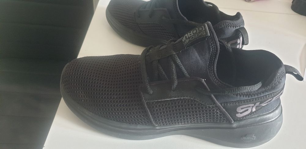 Adidasi negri skechers