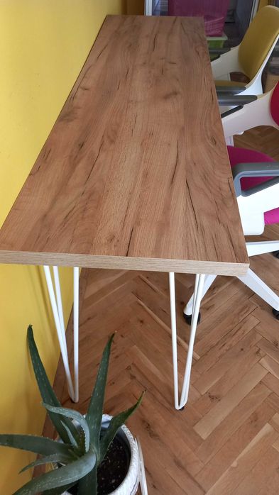 Детско бюро с метални крачета