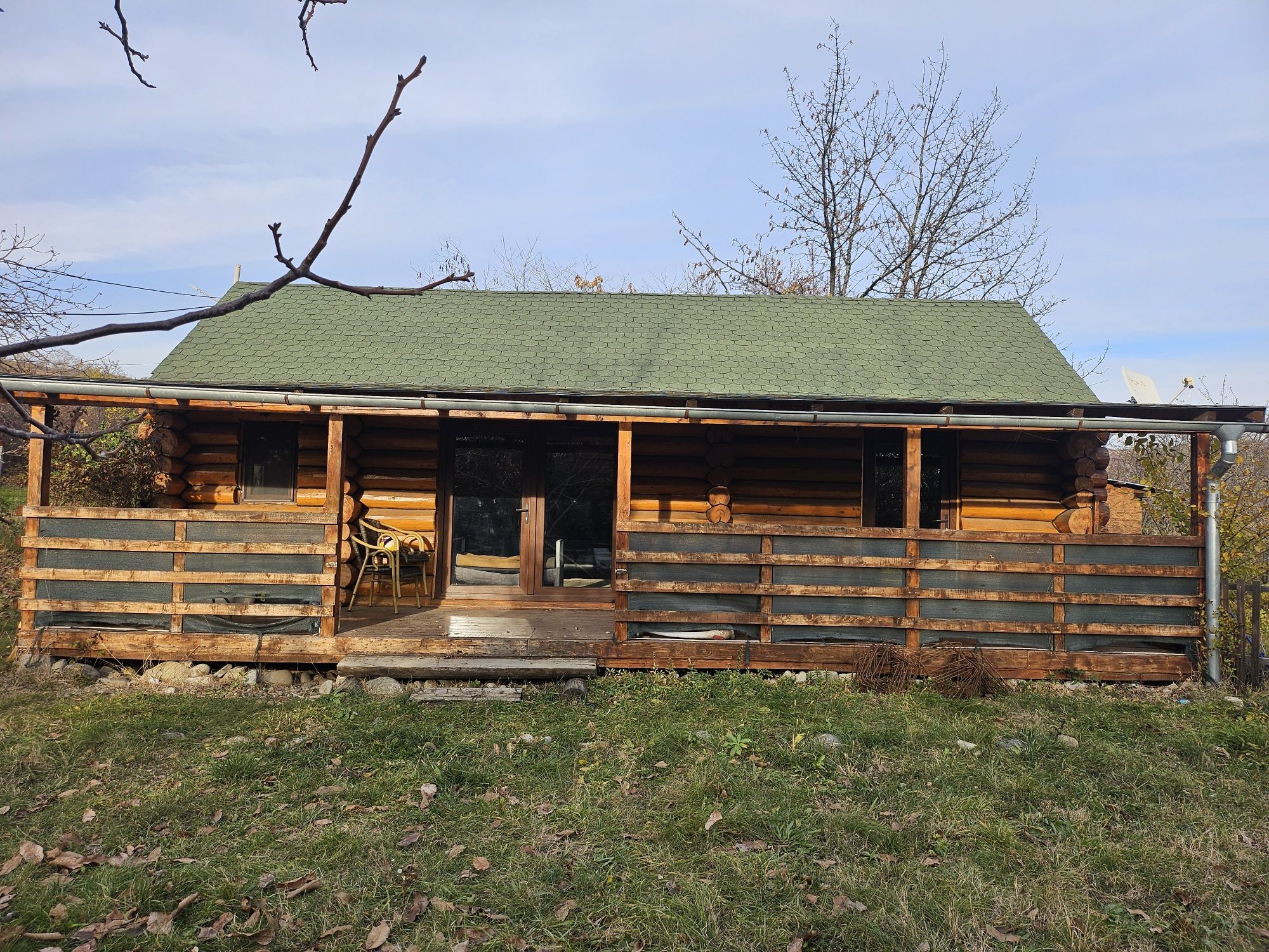 Vând casa din lemn rotund, mobilata și utilata complet