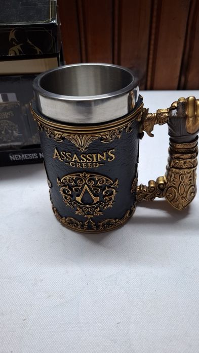Халба,чаша Assassin's Creed Through the Ages Черно-златна халба