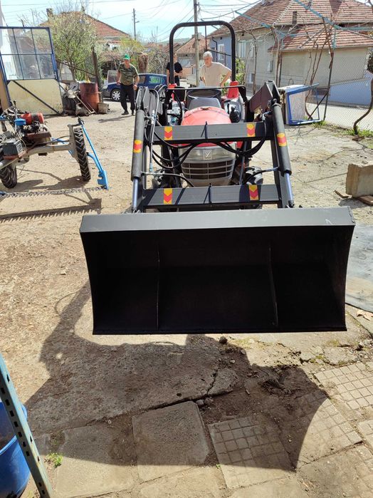 Трактор челен товарач