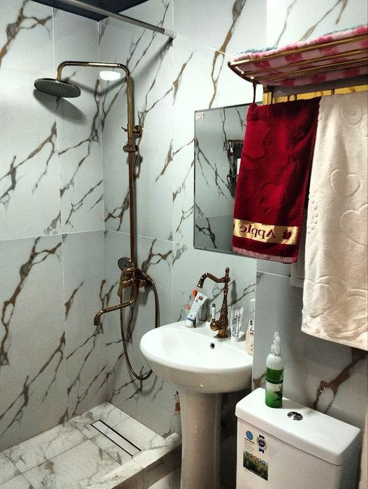 Chilonzor 9 kv  , hamma sharoiti bor , faqat Qizlar va ayollar qoyilad