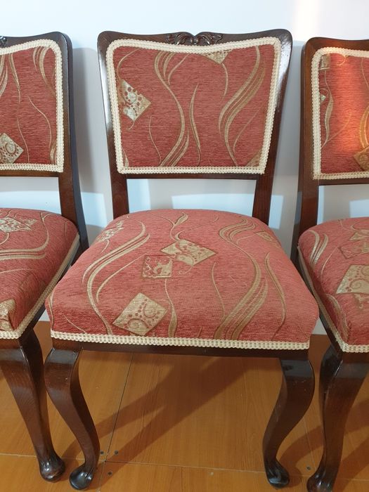 Vând 6 scaune clasice din lemn masiv, tapițate elegant