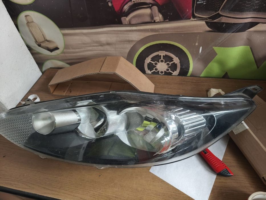 Far stânga Ford Fiesta MK6 Facelift