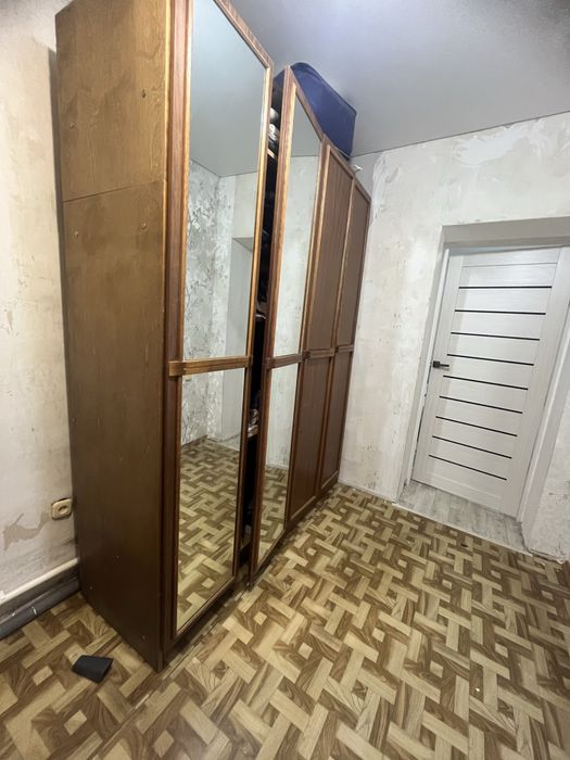 Шкаф из дерева б/у