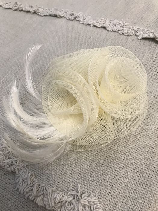 Diadema/floare modernă de pus in par