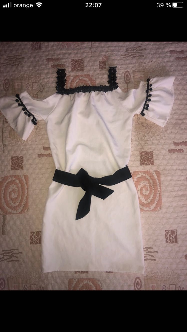 Rochie albă cu mâneci clopot impecabila