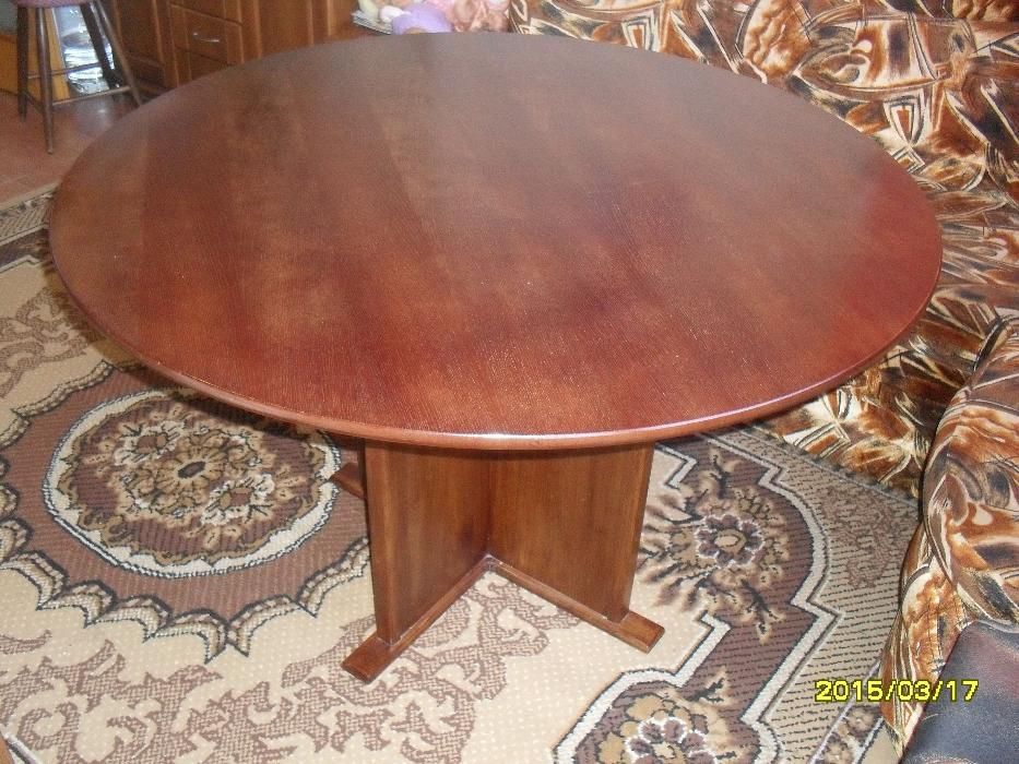 кръгла  дървена  маса