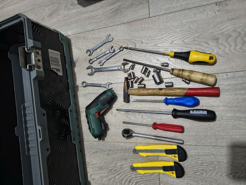 Cutie plus scule si unelte